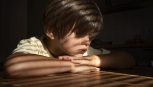 No silêncio, nos gestos e nos pequenos detalhes, a criança revela o que sente — e cabe a nós estarmos atentos para enxergar além do óbvio.