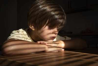 No silêncio, nos gestos e nos pequenos detalhes, a criança revela o que sente — e cabe a nós estarmos atentos para enxergar além do óbvio.