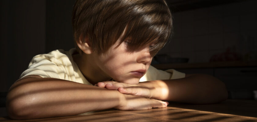 No silêncio, nos gestos e nos pequenos detalhes, a criança revela o que sente — e cabe a nós estarmos atentos para enxergar além do óbvio.